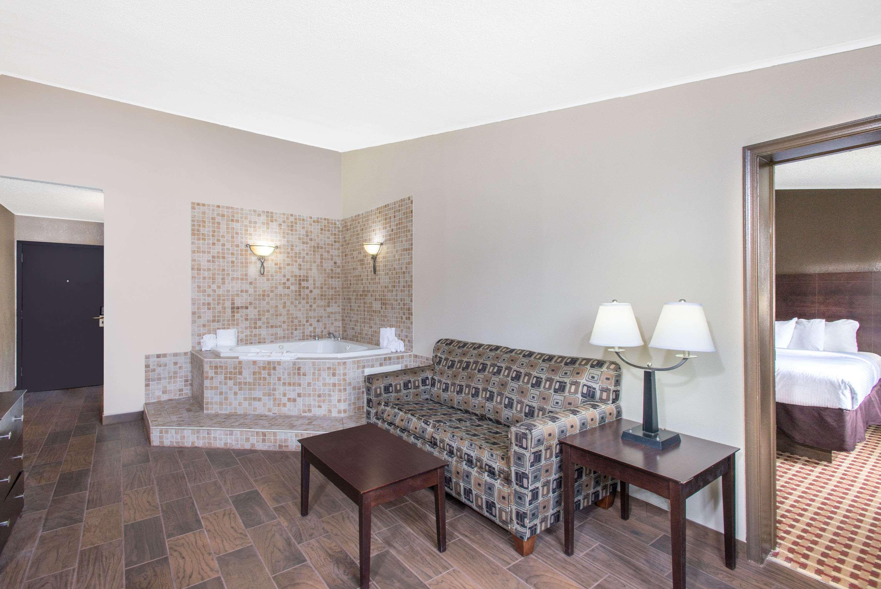 Ramada By Wyndham Allentown Bethlehem Exterior photo