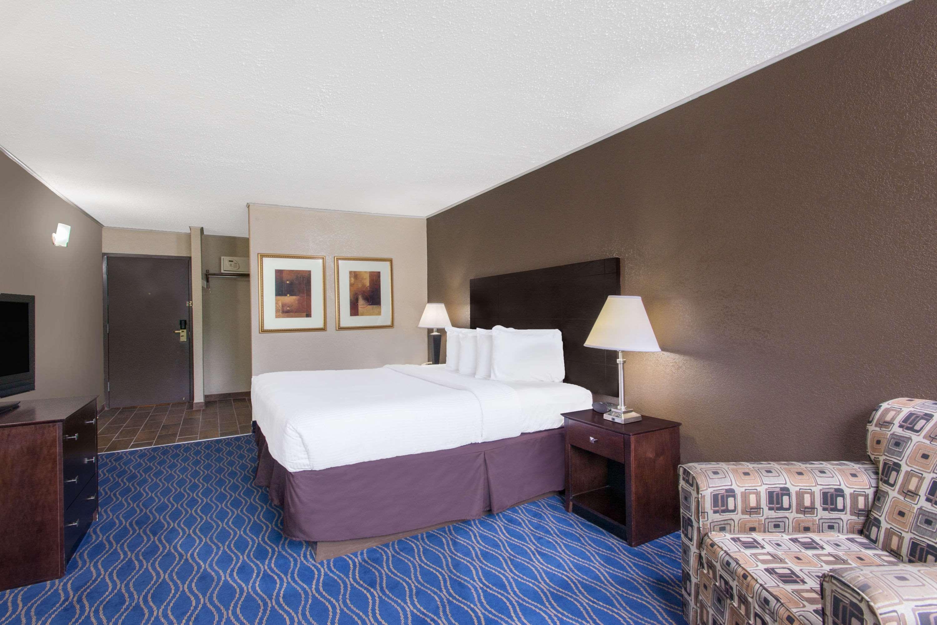 Ramada By Wyndham Allentown Bethlehem Exterior photo